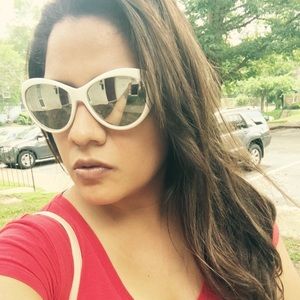 Meet your Posher, Mireya