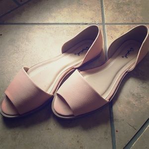 Cute sandals!