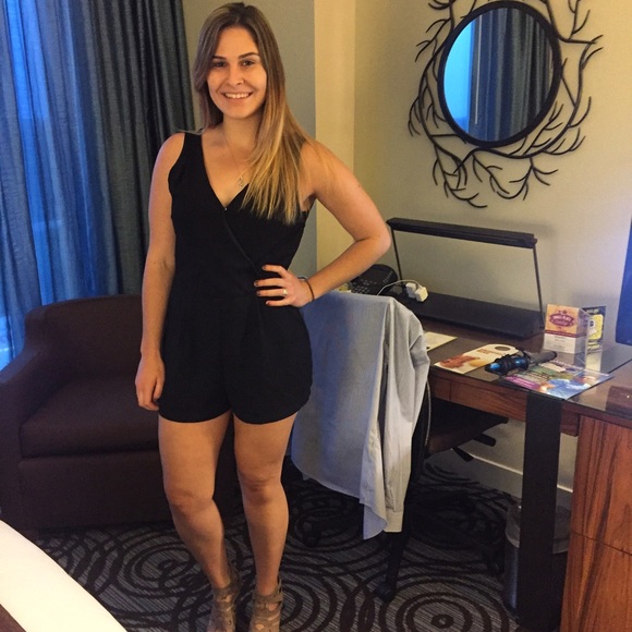 Meet your Posher, Nicole - Picture 1 of 1