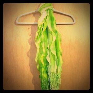 Stylish green scarf! Like new!