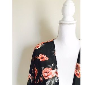 🆕 Gorgeous Black Floral Kimono