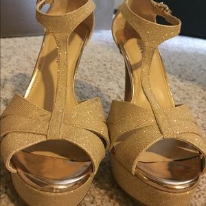 🎉SOLD 🎉Gianni Bini Gold Glitter Heels Size 8