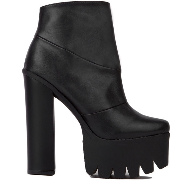 AKIRA Shoes - 🎉HP 10/3🎉AKIRA Sole Platform Black Ankle Boots