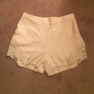High waisted cloth shorts with lace