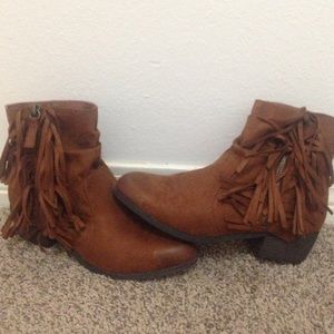 Fringe brown boots
