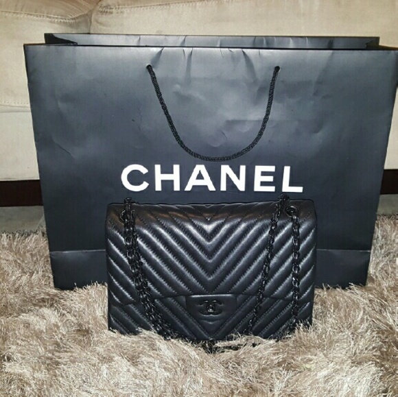 chanel so black chevron medium