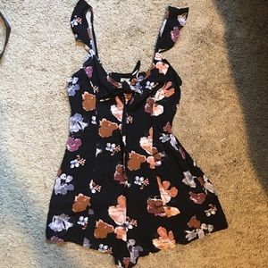 🌸Black floral front-tie romper🌻