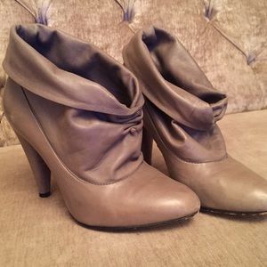 Cute & unique Grey leather ankle booties!