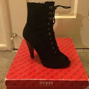 Guess (gwnaemazza)  black suede booties