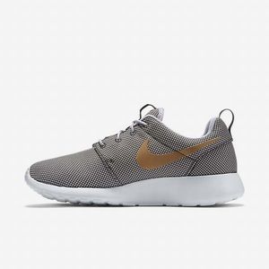 Nike Roshe gray with gold