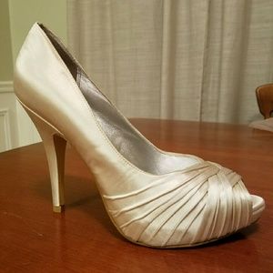 Lulu Townsend Ivory satin peep toe heels