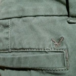 American Eagle midi olive green kaki shorts
