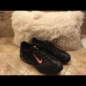 Black Nikes size 7