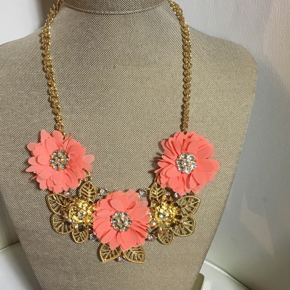 Jewelry - Beautiful flower necklace