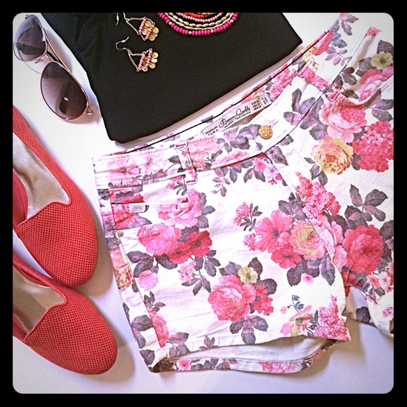Zara Pants - Zara | White Denim Floral Shorts