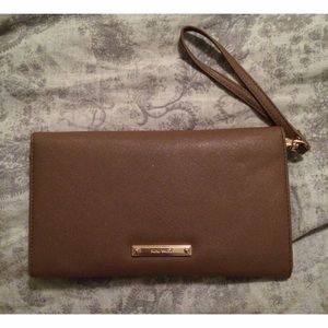 Nine West taupe clutch/wristlet ✨🎀