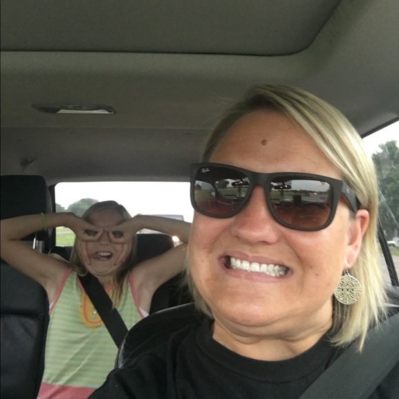 👋🏼Meet Your Posher👋🏼 - Picture 2 of 4