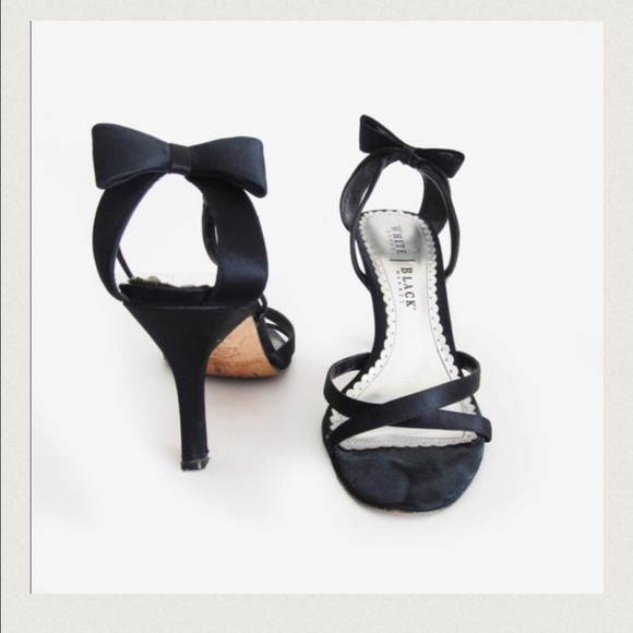 🎀WHBM black crisscross, 2 1/2 inch heel w/ bow🎀