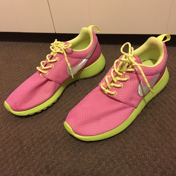 Nike Shoes - Nike roshe run sneakers