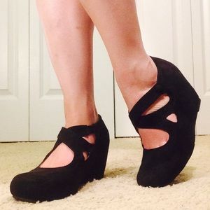 Crown Vintage Black Wedges