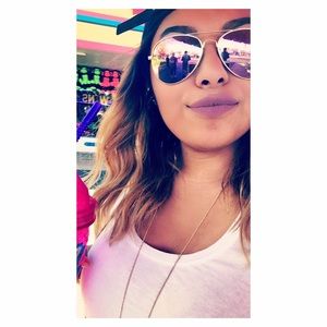 Meet your Posher, Laura