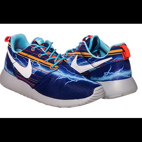 Nike Rosche. Size 7.5Y (Women's 8.5) EUC