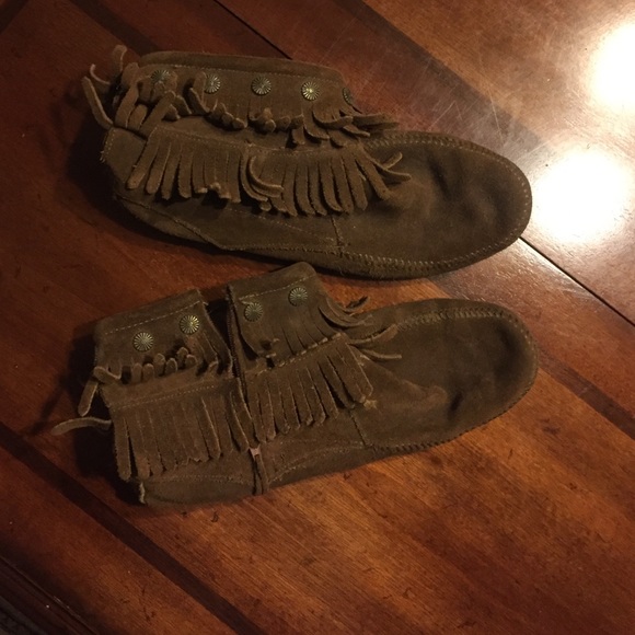 Minnetonka Fringe ankle boots