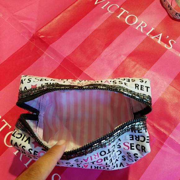 New Victoria's Secret Logo Make Up Bag - Picture 4 of 4
