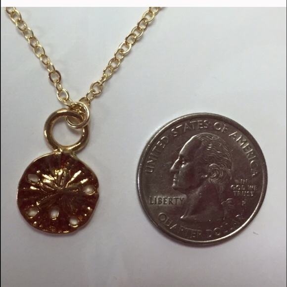 ♦️SALE♦️18K GOLD PLATED SAND DOLLAR NECKLACE - Picture 2 of 2