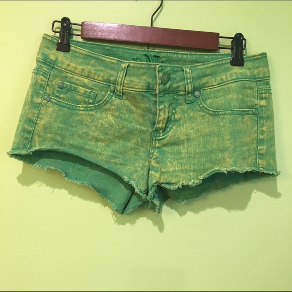 ☀️Very Cute Green Short Shorts