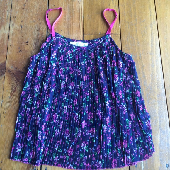 Cute! Floral & Flowy top XS New