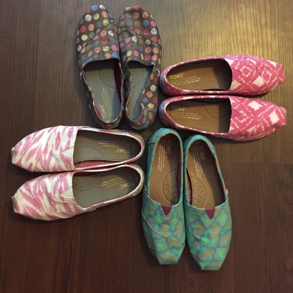 4 pair of TOMS