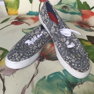 Denim can is shoes with a floral design