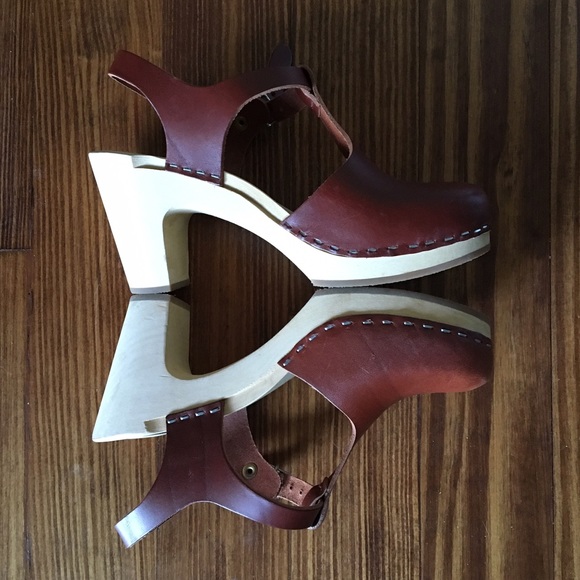 Swedish Hasbeens maroon leather maryjane clogs