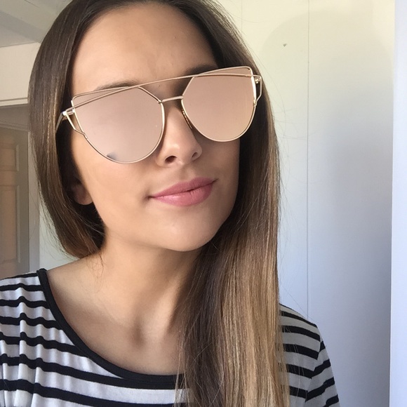 LAST ONE • Rose Gold Mirror Sunglasses - Picture 3 of 4