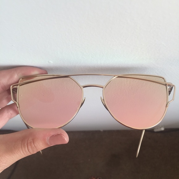 LAST ONE • Rose Gold Mirror Sunglasses - Picture 4 of 4