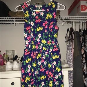 Flower dress with cute cuts in the back