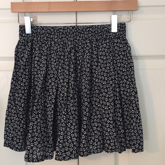 Brandy Melville Dresses & Skirts - 👽Flash Sale👽Brandy Melville Floral Print Skirt