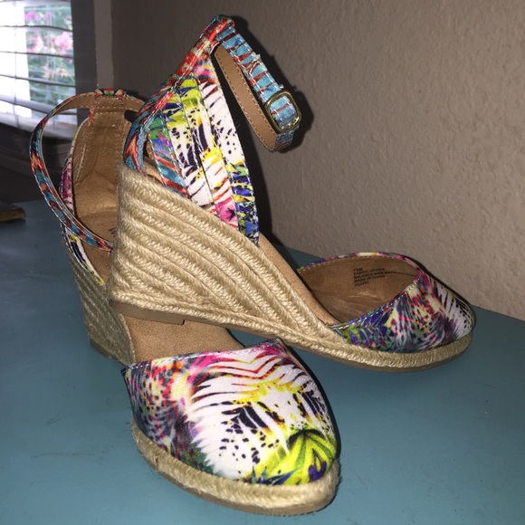 White Mountain wedge sandals