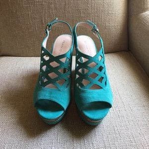 💙 NWOT-Turquoise Cutout Wedge-size 8 1/2