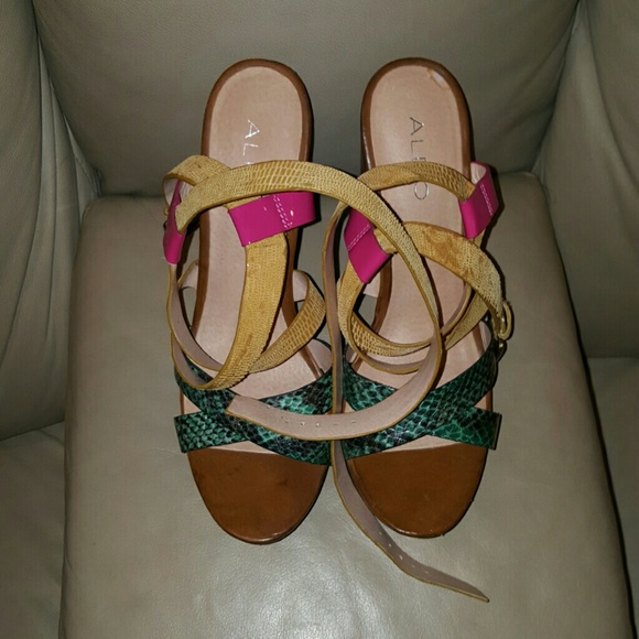 SUPER CUTE ALDO STRAPPY SANDALS SIZE 9M