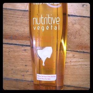 Facial cleanser non-oily, pleasant feel