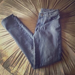 Paige grey peg ankle skinnys in sz 27