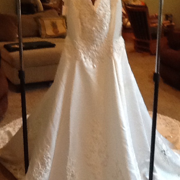 WHITE BRIDAL GOWN