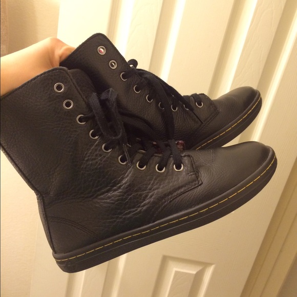 🚫SOLD🚫 Black Dr. Martens boots w/ floral print