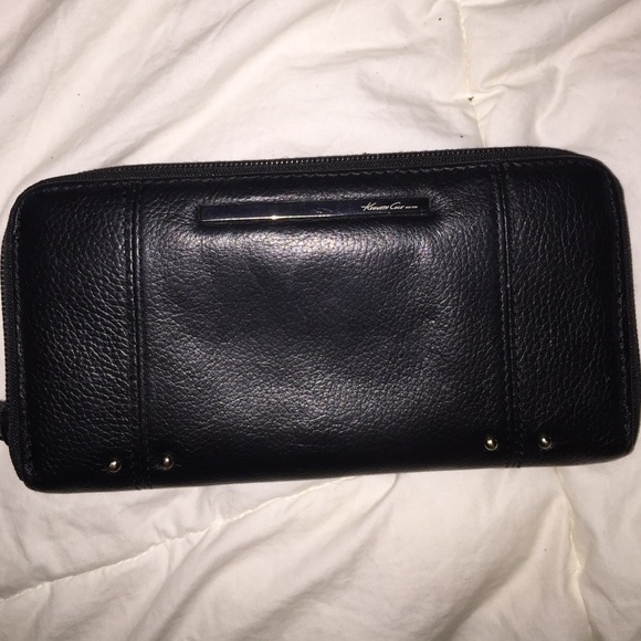 Black zipper Kenneth Cole wallet