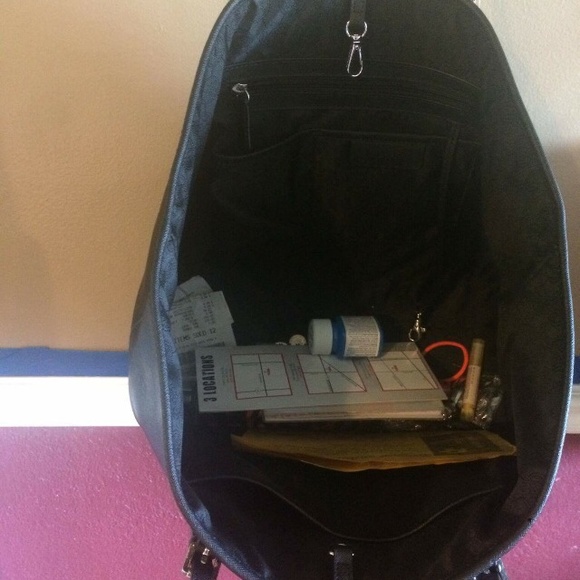 SHOWING Wantin to trade one and other bags FOR LV - Picture 3 of 4