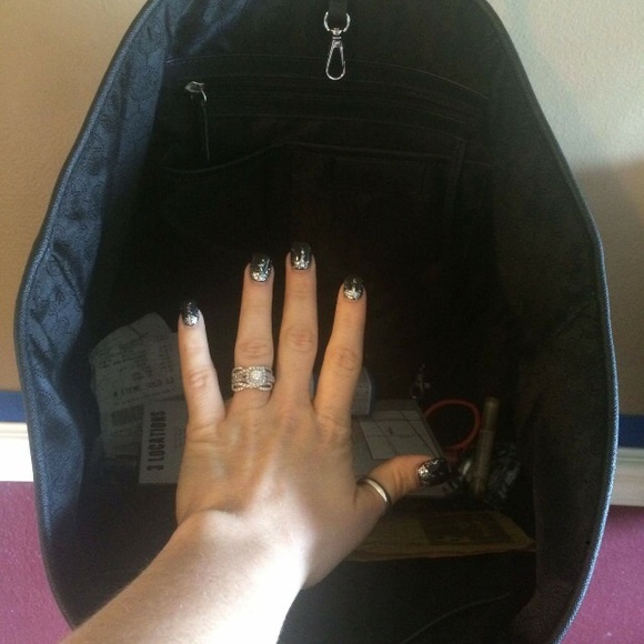 SHOWING Wantin to trade one and other bags FOR LV - Picture 4 of 4