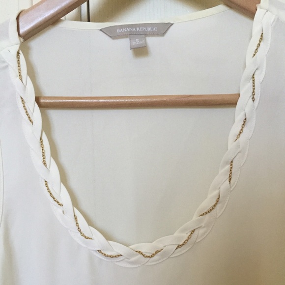 🚫SOLD🚫Cream sleeveless Banana Republic top! - Picture 3 of 4