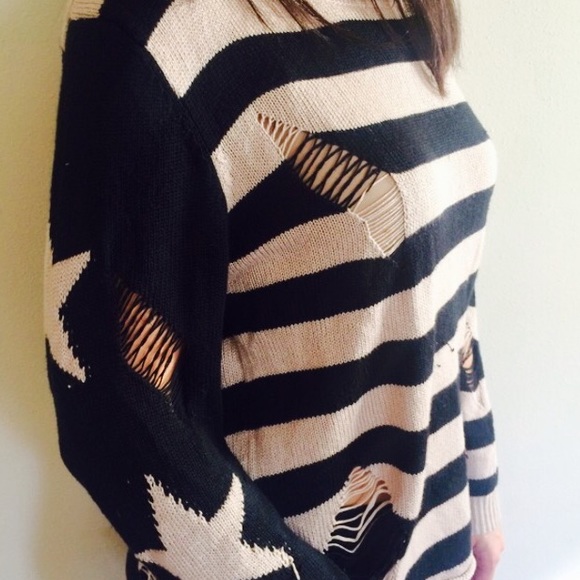 love tree Tops - DISTRESSED STARS AND STRIPPED SWEATER